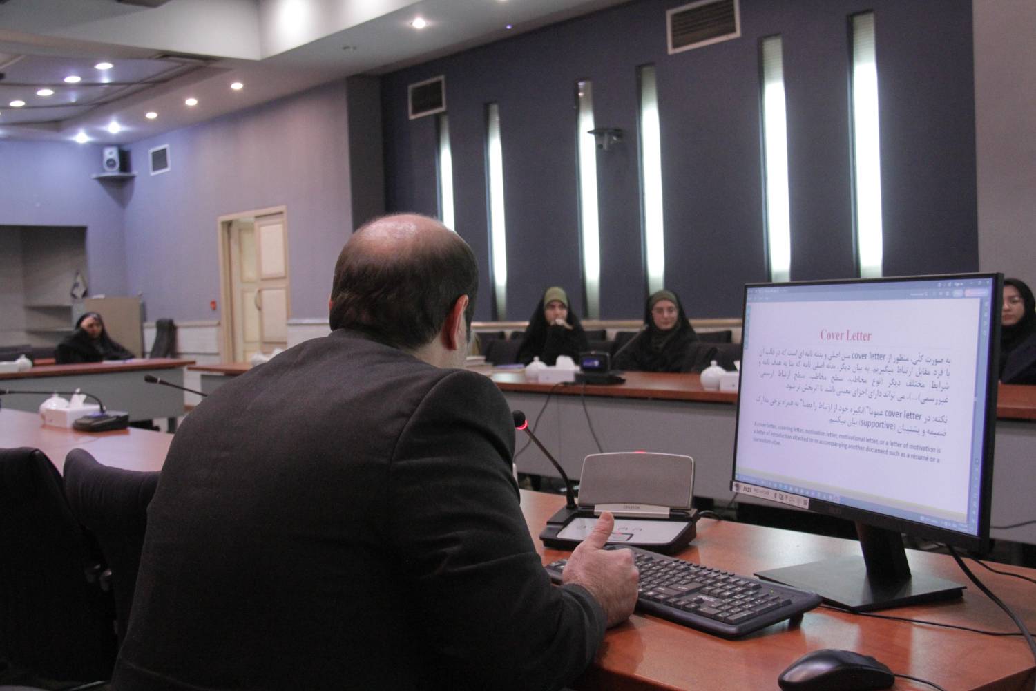 برگزاری نشست بررسی اصول مکاتبات علمی بین‌المللی به مناسبت هفته پژوهش