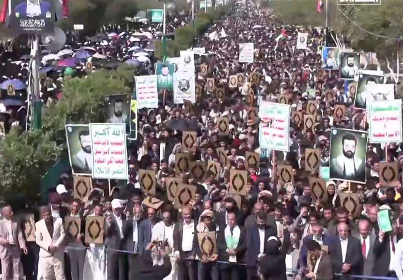 غوغای دانشجویان یمنی در دفاع از قرآن کریم